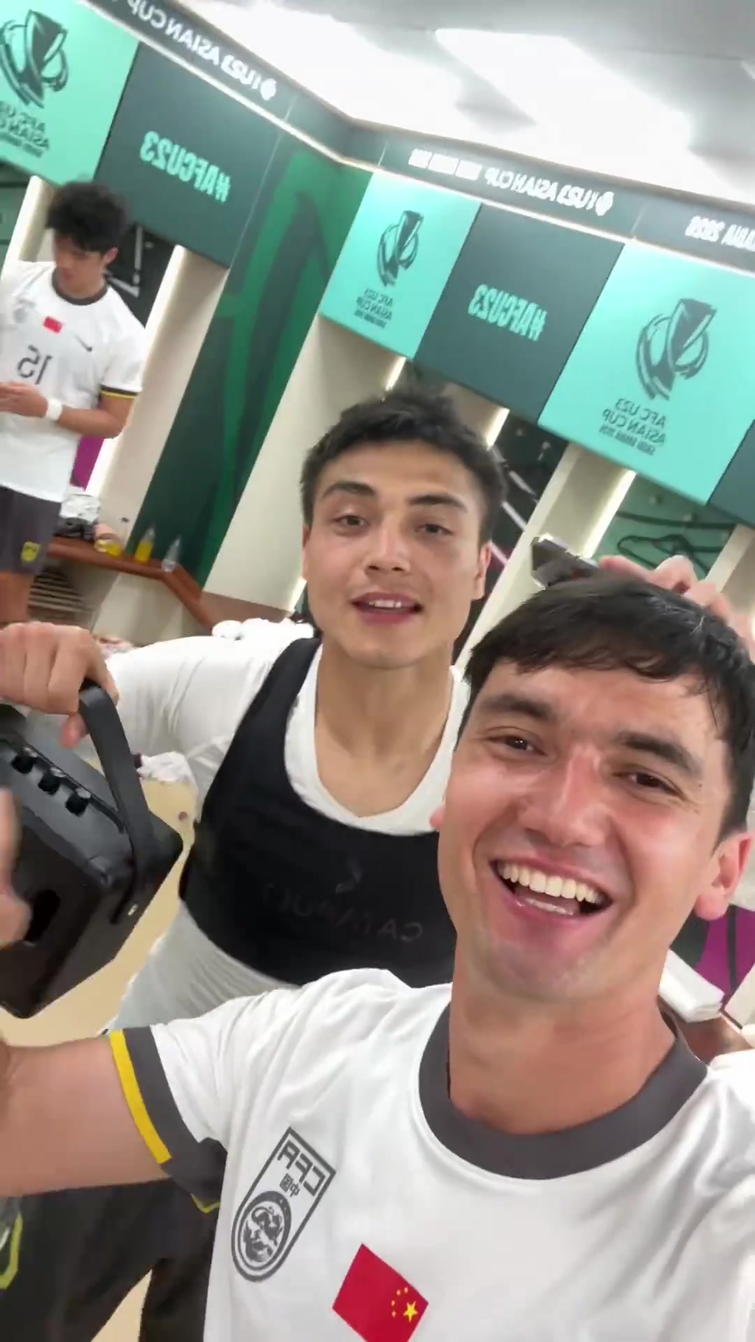 开云体育app-疯狂庆祝！木塔力甫晒更衣室视频并配文：计划有变 冲击决赛