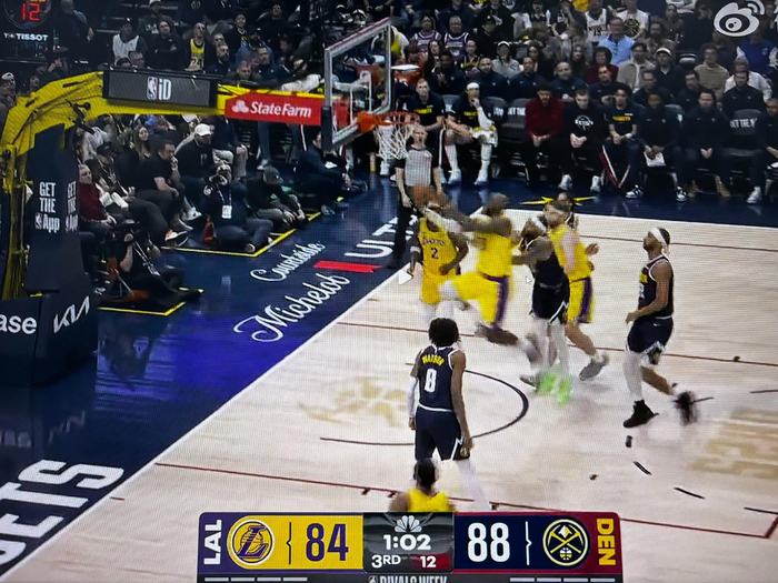 开云电子-詹姆斯上篮遭布朗切臂未吹罚引争议|胳膊|湖人|掘金|詹姆斯·布朗|体育赛事讨论_新浪体育_新浪新闻