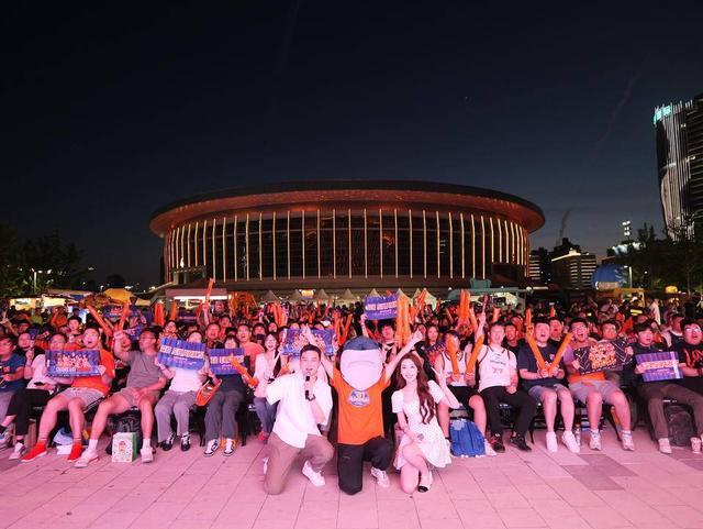 开云登录入口地址-橙浪汇聚徐家汇 “万有引力”第二现场燃动CBA总决赛之夜